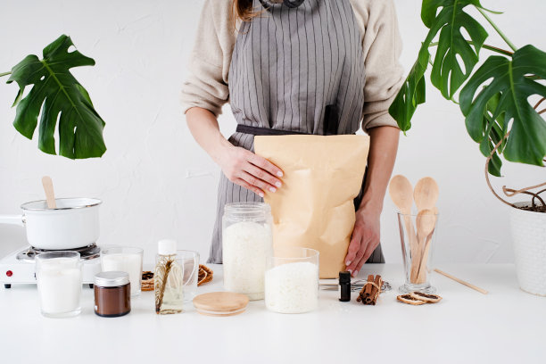 一个女人用大豆蜡制作蜡烛，在她的创意空间里工作图片下载