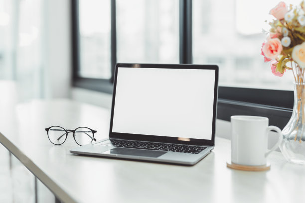 工作场所，笔记本电脑用空白的白色屏幕显示在桌面上的显示器。模拟，复制空间。家庭办公室的概念。商务，在家工作，学习，电子学习，网站概念图片下载