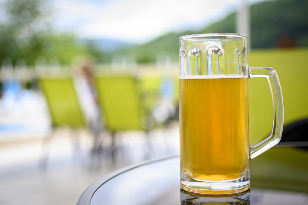 下班后喝一杯清凉的啤酒。图片下载