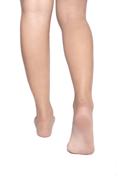 在一个女人的腿后面行走孤立的白色背景图片下载