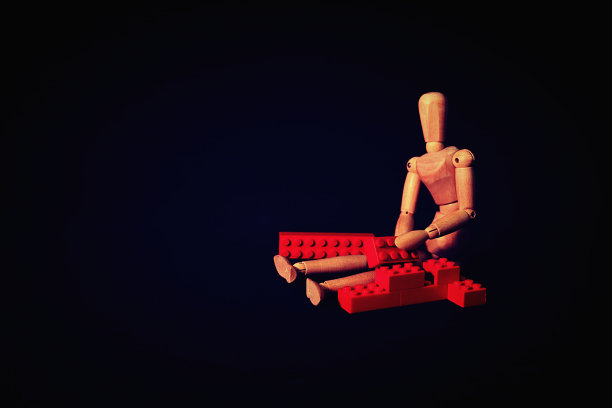 木制的人体模型用红色的积木很有创意图片下载