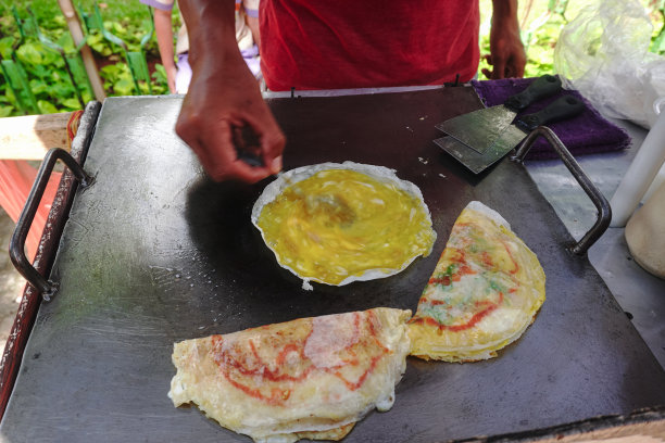 受欢迎的印尼街头小吃“Martabak Telor Kulit Lumpia”。鸡蛋、小葱和调味粉包在春卷皮上。图片下载