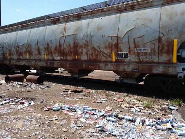 废弃的火车站旧址，到处是垃圾和金属管图片下载