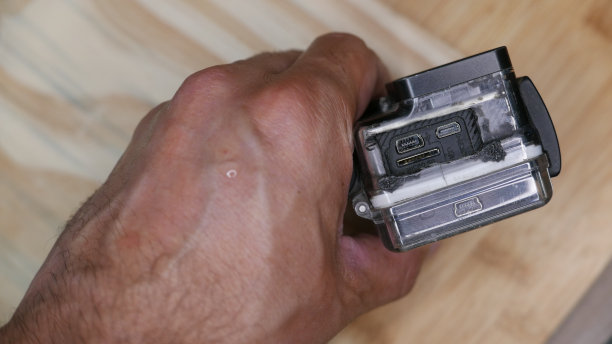 拿着运动相机的人图片下载