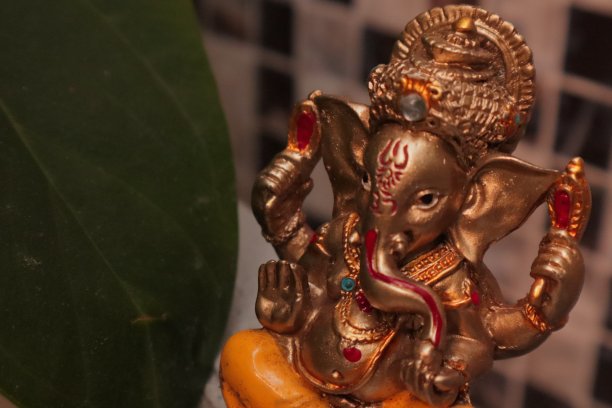 花园中的象头神雕像图片下载