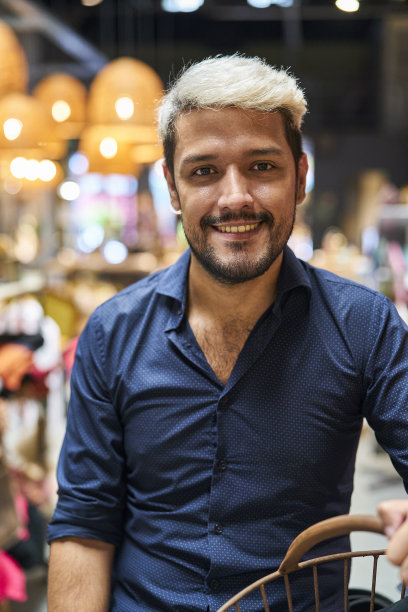 拉丁美洲服装商店的工作人员看着镜头图片下载