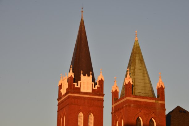 两个雄伟的尖塔和晴朗的早晨天空图片下载