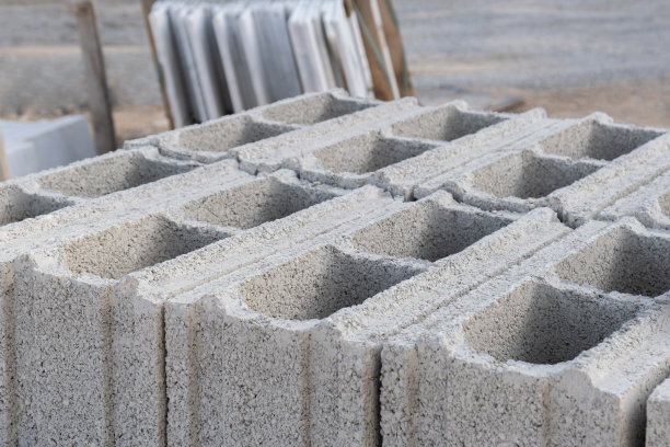 混凝土煤渣砖托盘，灰色统一砖块形状建筑材料图片下载