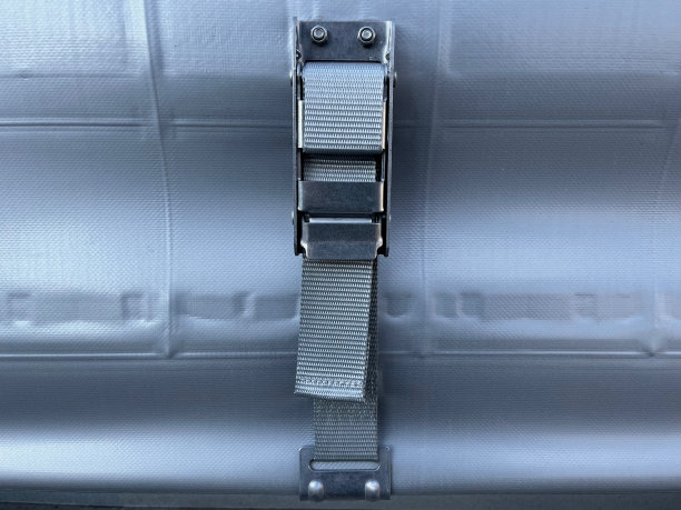 灰色的半挂车窗帘适用于大量货物的运输。帐篷张力锁定特写图片下载