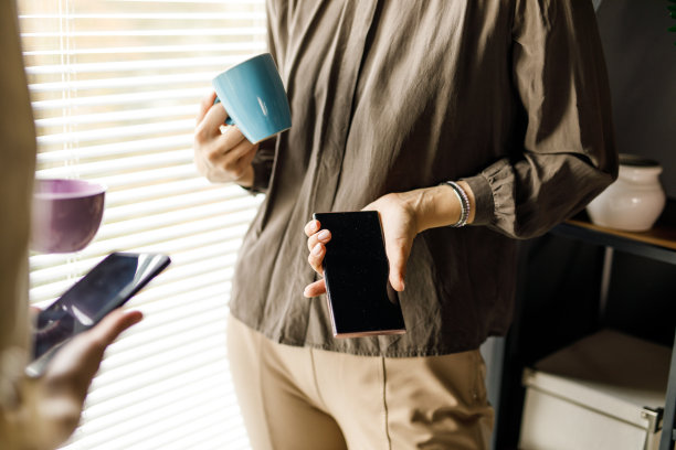 在咖啡休息时间通过智能手机共享数据图片下载