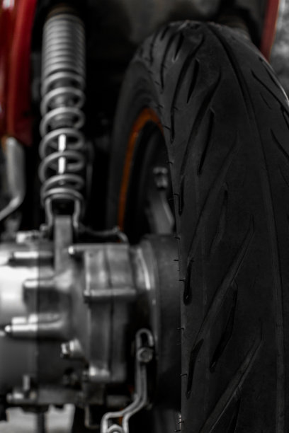 摩托车减震器及弹簧特写图片下载