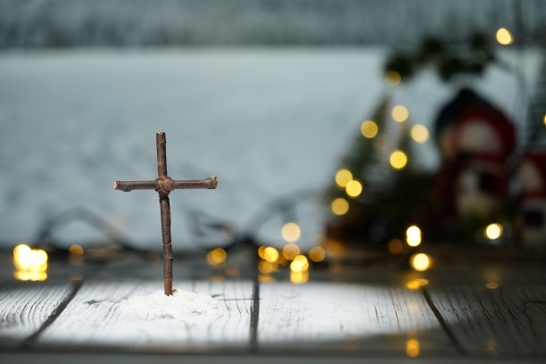 十字架，宗教十字架，基督教，十字架，背景为教堂介绍，十字架照片，十字架的图片图片下载