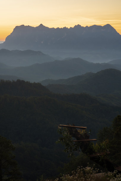 在泰国清迈省的Doi Luang Chiang Dao日出时的美丽景色。图片下载