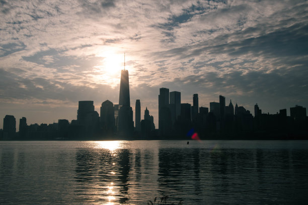 纽约曼哈顿剪影天际线，清晨日出的天空，旅游主题背景，横幅纹理照片图片下载