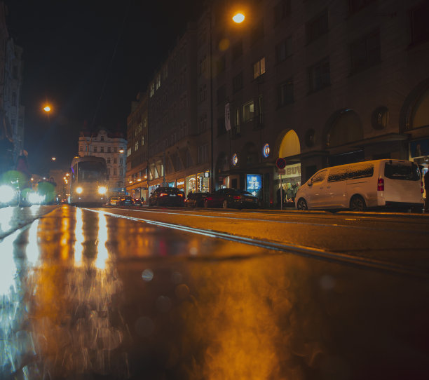 公共汽车到达了夜晚城市街道的车站图片下载