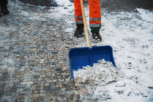 看门人正在清理城市人行道上的积雪图片下载