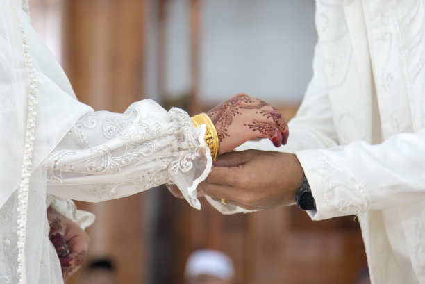 新娘手上戴着金手镯图片下载