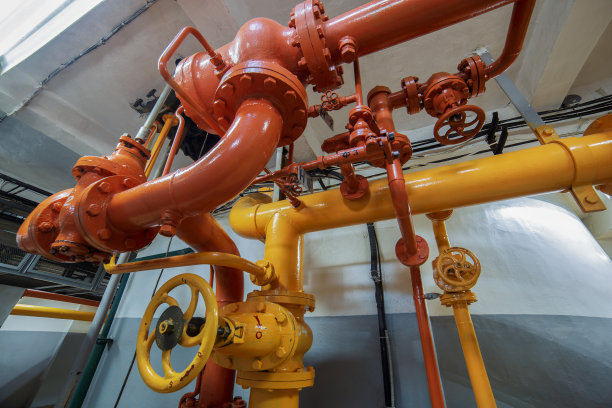 红色和黄色的管子在厂房里图片下载