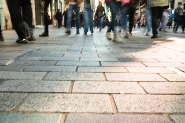 一群不知名的人走在繁忙的城市街道上图片下载