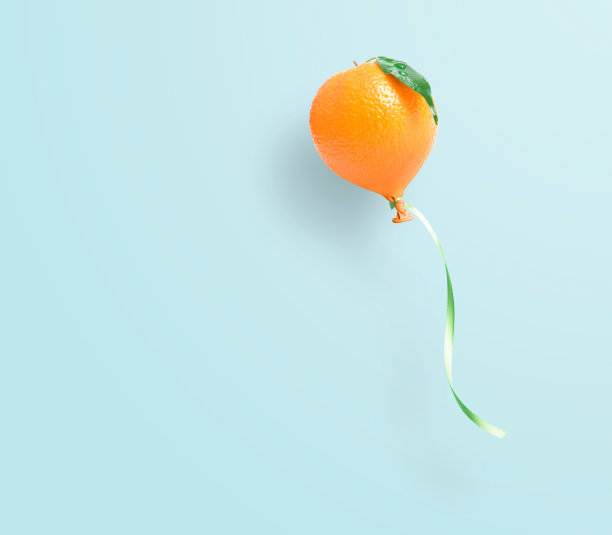 浅蓝色上的新鲜橙色气球概念图片下载