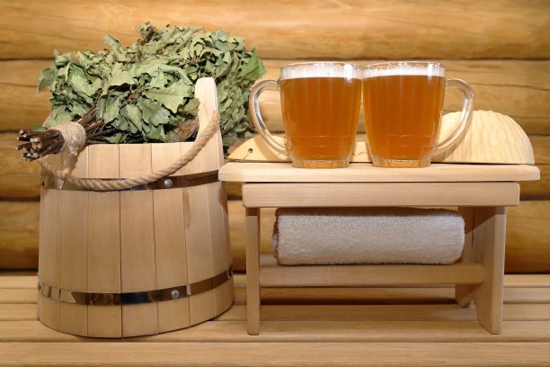 在桑拿房里喝几杯淡啤酒。图片下载