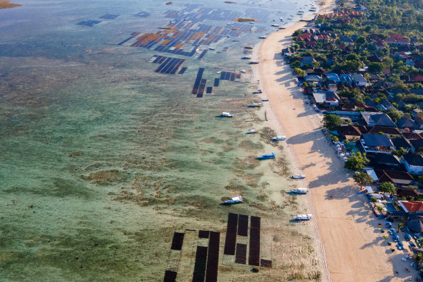 航拍的船锚定在热带海滩的努萨莱邦安，岛附近巴厘岛，印度尼西亚。图片下载