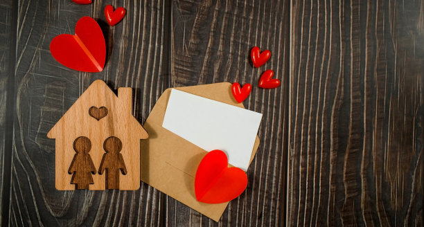 家的标志与红心木制背景与复制空间。甜蜜的家。图片下载