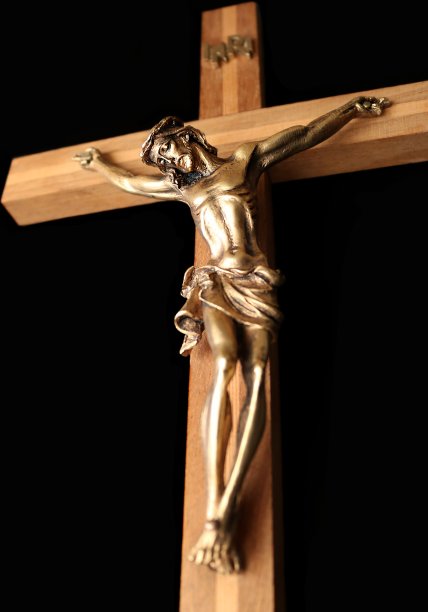 与耶稣在纯黑色背景上交叉图片下载