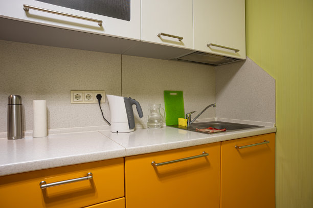 厨房的桌子和橱柜，上面放着餐具图片下载