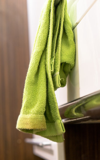 厨房里挂着绿色毛巾图片下载