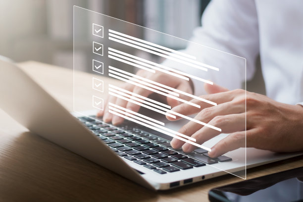 商人用笔记本电脑工作，象征顶级服务ISO认证文件管理体系质量保证。图片下载