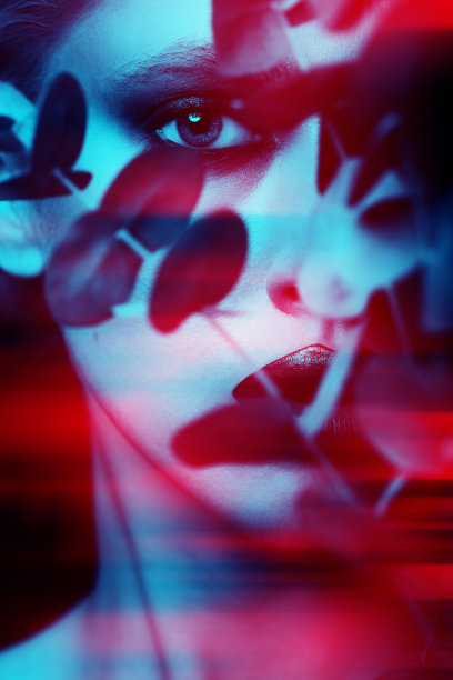 美丽的女人与花哨的化妆通过植物枝在RGB颜色分裂效果风格图片下载