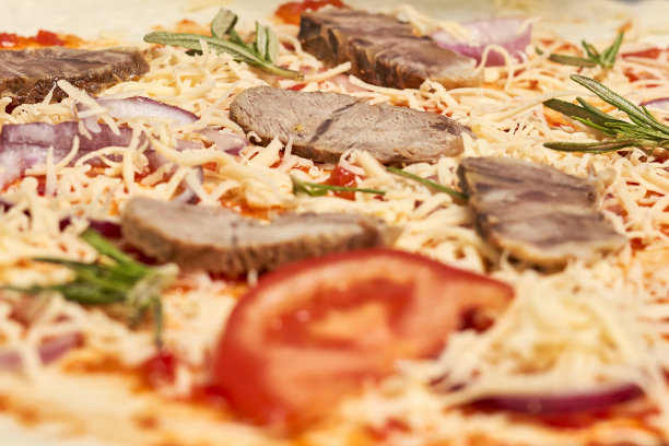 牛肉、奶酪和西红柿披萨的特写图片下载