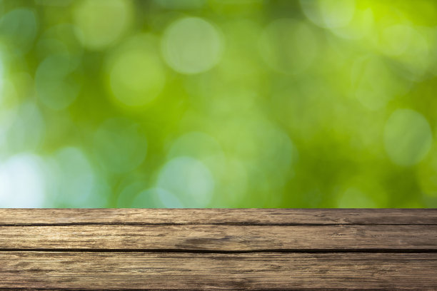 木桌与森林散景横幅图片下载