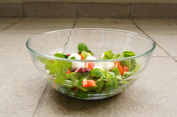 特写镜头:玻璃碗里的沙拉，里面有牛角果和马苏里拉奶酪图片下载