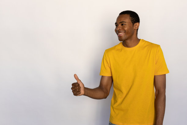 快乐的年轻人的肖像做手势和看向别处图片下载