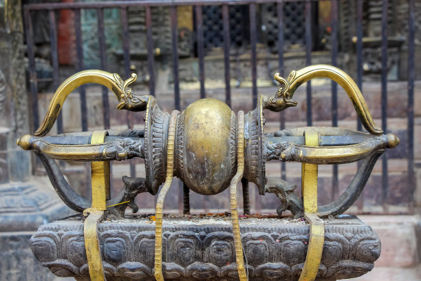 青铜金刚坐落在佛寺旁图片下载