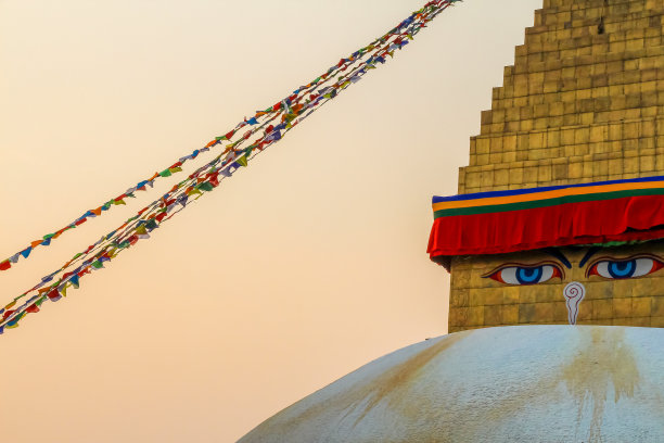 加德满都日落时分的佛塔图片下载