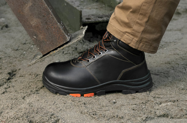 黑色皮鞋的照片，这些鞋通常是登山运动员穿的图片下载