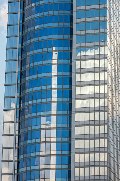 现代办公大楼玻璃立面与云反射图片下载