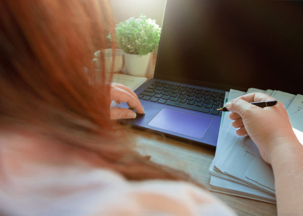 校对办公室桌上的文件图片下载