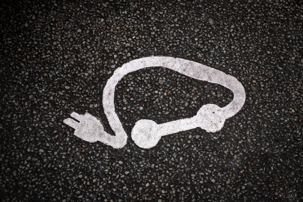 粘在地面上的象形文字，指示电动汽车充电的位置图片下载