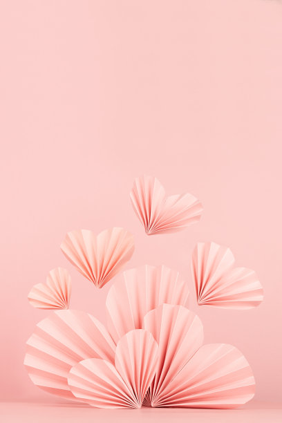 情人节场景-粉红色罗纹纸心形与飞行的心在柔和的浅粉色，复制空间，垂直。甜蜜的爱模型介绍化妆品产品，商品，设计，卡片，海报，传单。图片下载