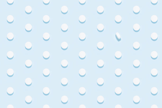 白色药丸作为无缝模式在柔和的浅蓝色背景与阴影的硬光，俯视图。医学和治疗现代最低背景-预防和玄学疾病，疾病的偏方。图片下载