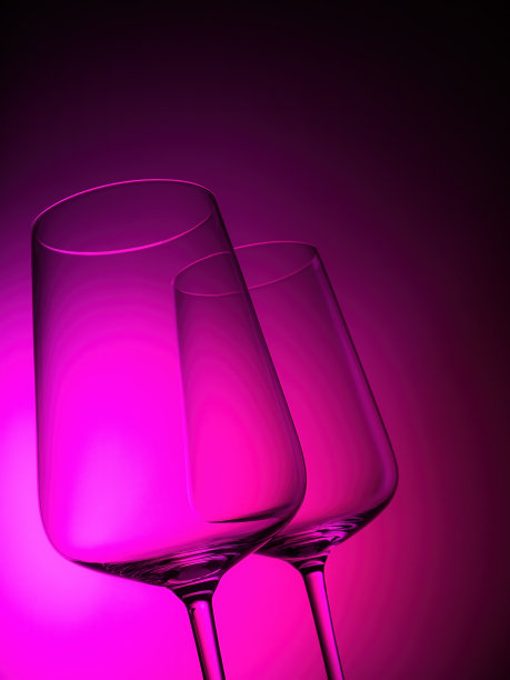 一双品红色的酒杯。图片下载