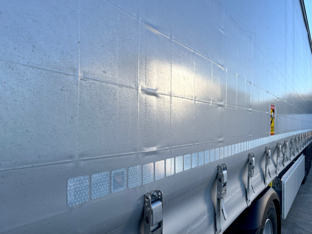 灰色的半挂车窗帘适用于大量货物的运输。帐篷张力锁定特写图片下载