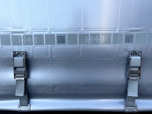 灰色的半挂车窗帘适用于大量货物的运输。帐篷张力锁定特写图片下载