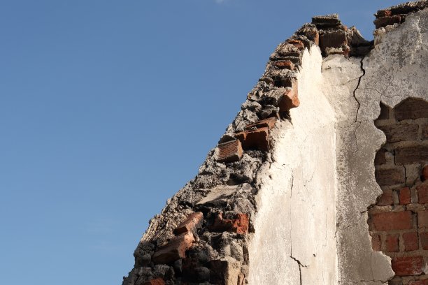 砖墙建筑的废墟图片下载