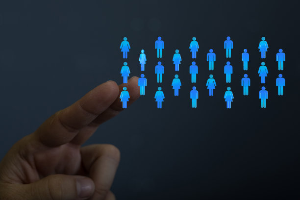 人呈现数字会议团队连接的虚拟投影图片下载