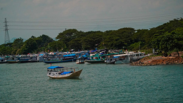 码头上的渔船图片下载